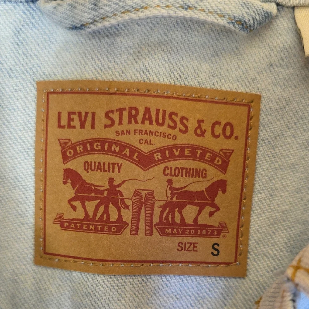 Levi’s Size SMALL Women’s Ex-Boyfriend Denim Trucker Jacket Floral Embroidered